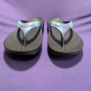 OOFOS Women's Black Sandals with Iridescent Teal-Strap Effect